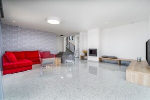 Foyer, table de baby-foot, chaîne audio