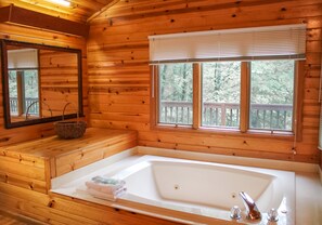 Bathroom - Sparrow's Nest: Cozy Cabin in the Smokies (Gatlinburg)