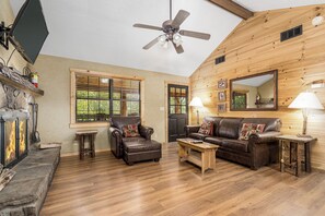 Flat-screen TV, fireplace, DVD player - Lazy Bear: Charming Cabin in Gatlinburg Tennessee (Gatlinburg)