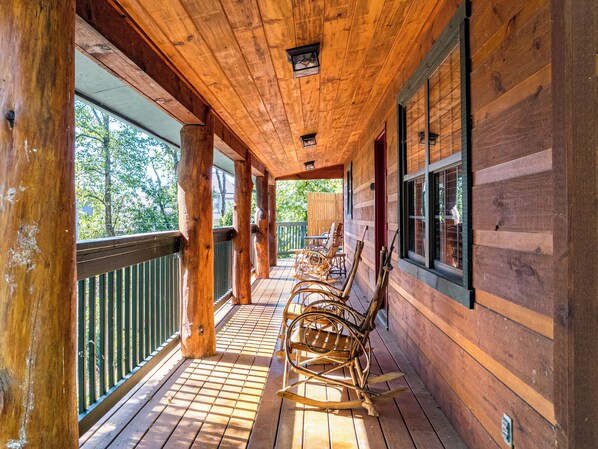 Terrace/patio - Lazy Bear: Charming Cabin in Gatlinburg Tennessee (Gatlinburg)