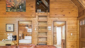 Ein Holzblock-Innenraum mit Schlafzimmer auf dem Dachboden, Essbereich und Badezimmer.