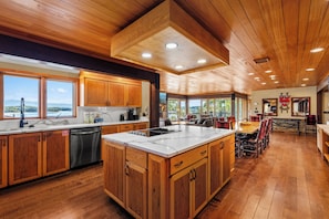 Dishwasher - Hatties Lake Retreat: Beautiful Lakeside Retreat in Dandridge Tennessee. (Dandridge)