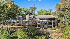 Exterior - Hatties Lake Retreat: Beautiful Lakeside Retreat in Dandridge Tennessee. (Dandridge)