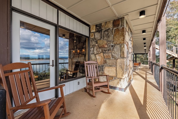 Terrace/patio - Hatties Lake Retreat: Beautiful Lakeside Retreat in Dandridge Tennessee. (Dandridge)