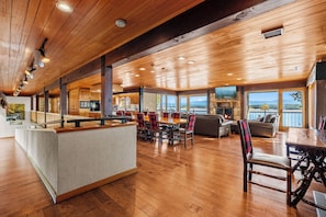 Dining - Hatties Lake Retreat: Beautiful Lakeside Retreat in Dandridge Tennessee. (Dandridge)