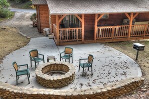Terrace/patio - Rocky Top Retreat: Newly Remodeled Cabin Only Minutes from Gatlinburg (Gatlinburg)