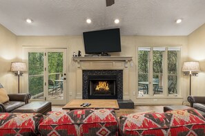 Flat-screen TV, fireplace - Owl's Nest: Mountain Lodge with Woodsy Feel and Great Views (Gatlinburg)