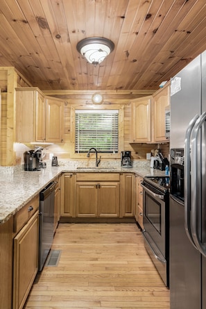Dishwasher - Pine Haven: Wonderful Cabin Getaway 4 Miles from Downtown Gatlinburg (Gatlinburg)