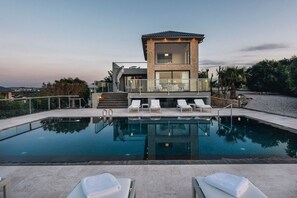 Lämmitetty uima-allas, aurinkotuoleja