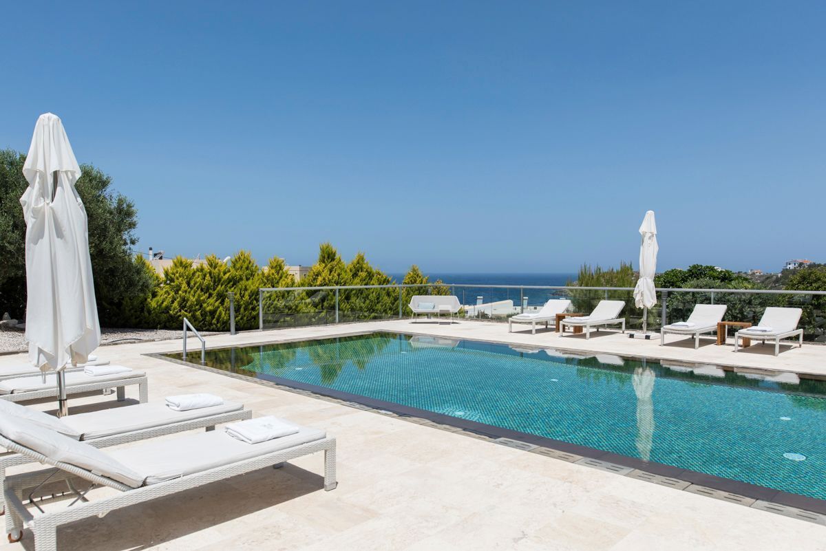 Beheizter Pool, Liegestühle