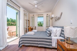 6 bedrooms, iron/ironing board, WiFi, bed sheets