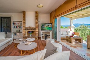 Fernseher, DVD-Player, Tischtennisplatte