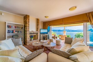 TV, DVD player, mesa de pingue-pongue