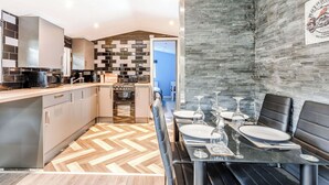 A modern kitchen with a dining area. - 2 bedroom accommodation in Abbotskerswell, nr Newton Abbot (Abbotskerswell, nr Newton Abbot)