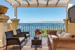 Property grounds - Villa Afroditi - Four Bedroom Villa, Sleeps 8 (Kassiopi)