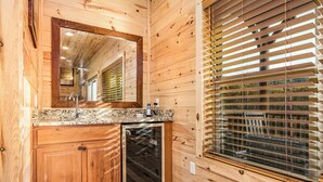 Interior - Big Sky: Mountain-Side Cabin Surrounded by Majestic Views Only 2 Miles from Gatlinburg (Gatlinburg)