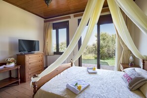 4 bedrooms, iron/ironing board, WiFi, bed sheets