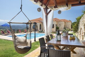 Outdoor dining - Villa Polemarchi Iris (Crete)
