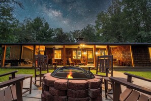 Terrace/patio - Rippling Waters: Large Lodge Overlooking River with Beautiful View (Sevierville)