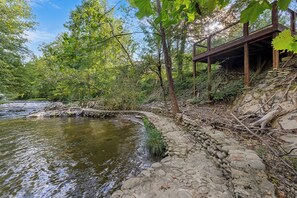 Property grounds - Rippling Waters: Large Lodge Overlooking River with Beautiful View (Sevierville)