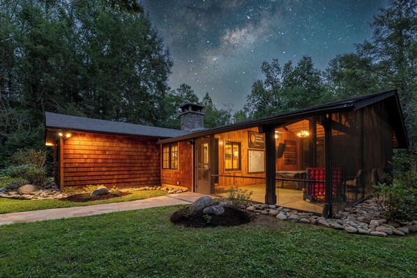 Exterior - Rippling Waters: Large Lodge Overlooking River with Beautiful View (Sevierville)