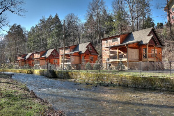 Exterior - Bear Tracks: Creek-side House is only 6 Blocks from Downtown Gatlinburg (Gatlinburg)