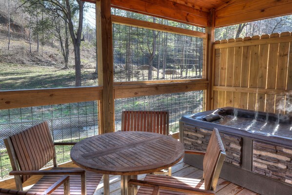 Outdoor dining - Red Oak: Creek-side House only 6 Blocks from Downtown Gatlinburg (Gatlinburg)