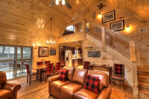 Interior - Red Oak: Creek-side House only 6 Blocks from Downtown Gatlinburg (Gatlinburg)