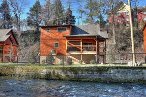 Exterior - Red Oak: Creek-side House only 6 Blocks from Downtown Gatlinburg (Gatlinburg)