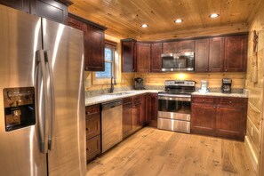 Dishwasher - Red Oak: Creek-side House only 6 Blocks from Downtown Gatlinburg (Gatlinburg)