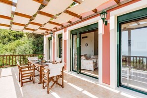 Outdoor dining - Villa Apollo - Four Bedroom Villa, Sleeps 8 (Pelekas)