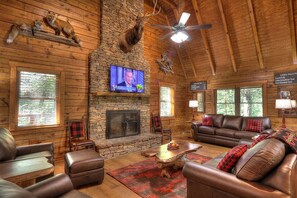 Televisión de pantalla plana y chimenea 