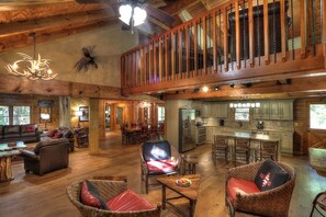 Televisión de pantalla plana y chimenea 