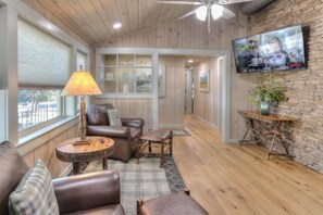 Televisión y chimenea 