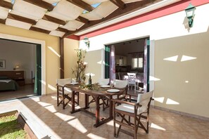 屋外ダイニングエリア