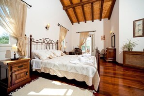 4 slaapkamers, een strijkplank/strijkijzer, internet, beddengoed