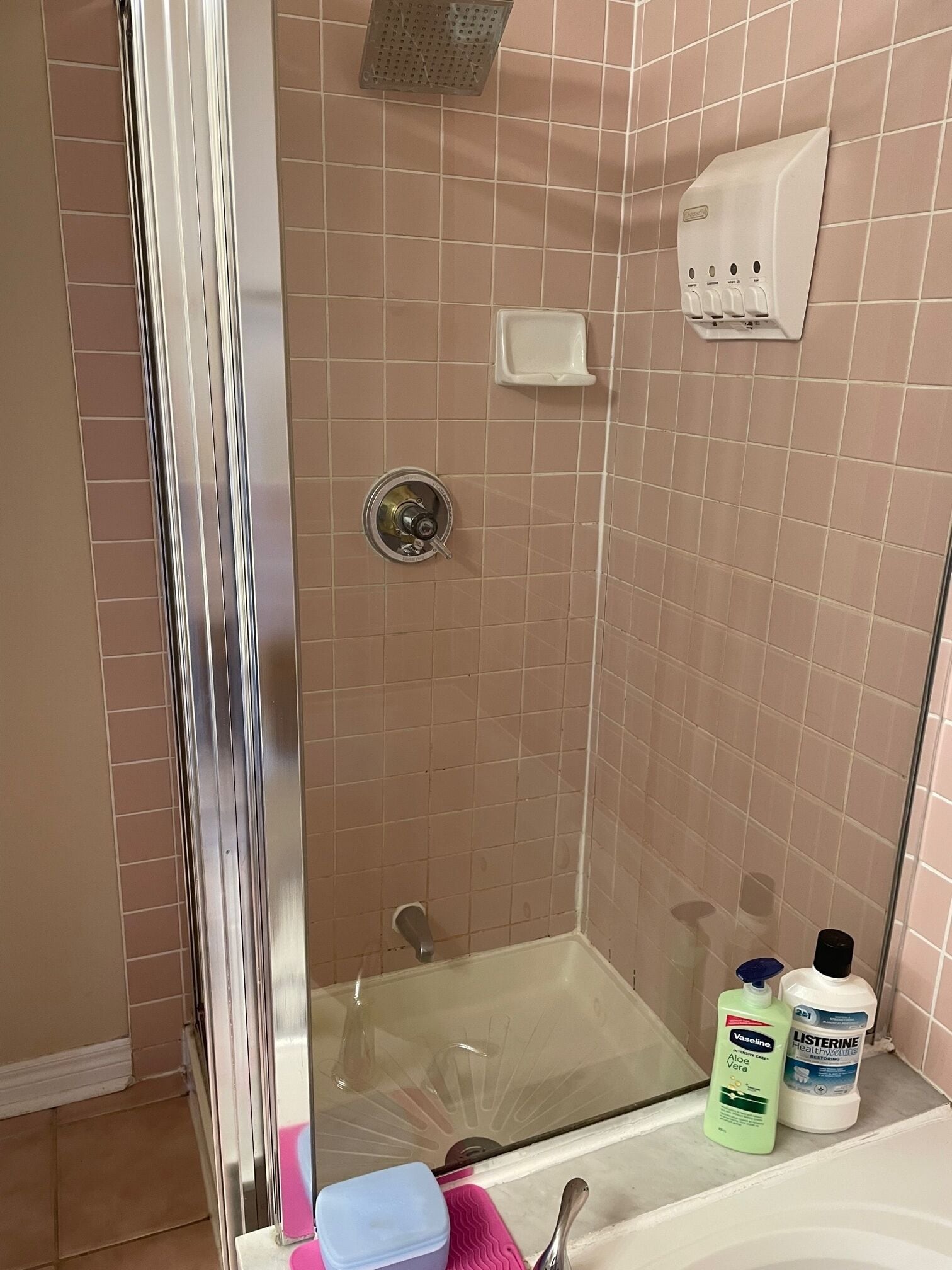 Een douche, een bubbelbad, een haardroger, handdoeken