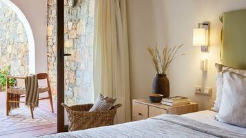 3 bedrooms, iron/ironing board, free internet, bed sheets