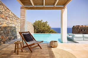 An infinity pool, a heated pool, pool loungers