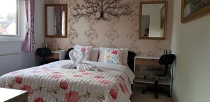 3 bedrooms, desk, iron/ironing board, free WiFi - Enjoy your stay at Chorley Road (Droitwich Spa)