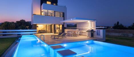 Piscine à débordement, chaises longues