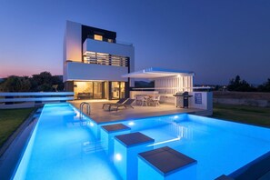 Infinity-Pool, Liegestühle