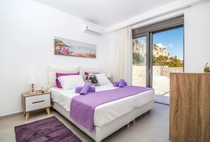 4 bedrooms, iron/ironing board, WiFi, bed sheets