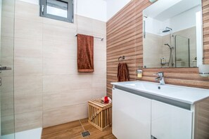 Een haardroger, handdoeken