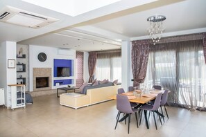 Televisión, chimenea, reproductor de DVD, mesa de ping pong