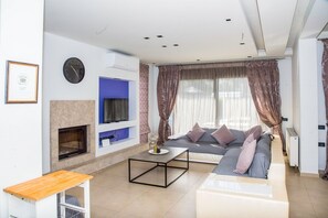 Televisión, chimenea, reproductor de DVD, mesa de ping pong