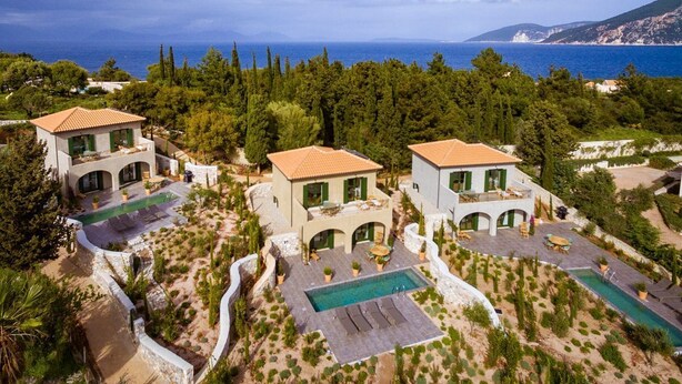 Une propriété située sur la côte, comprenant trois villas, chacune dotée d’une piscine et d’un espace extérieur aménagé.