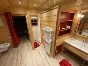 Kombination af bruser/badekar, miljøvenlige toiletartikler, hårtørrer