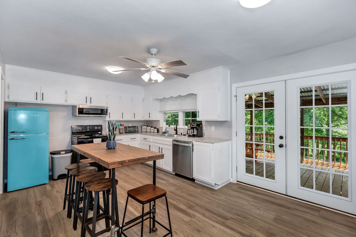 Jääkaappi, mikroaaltouuni, uuni, liesi