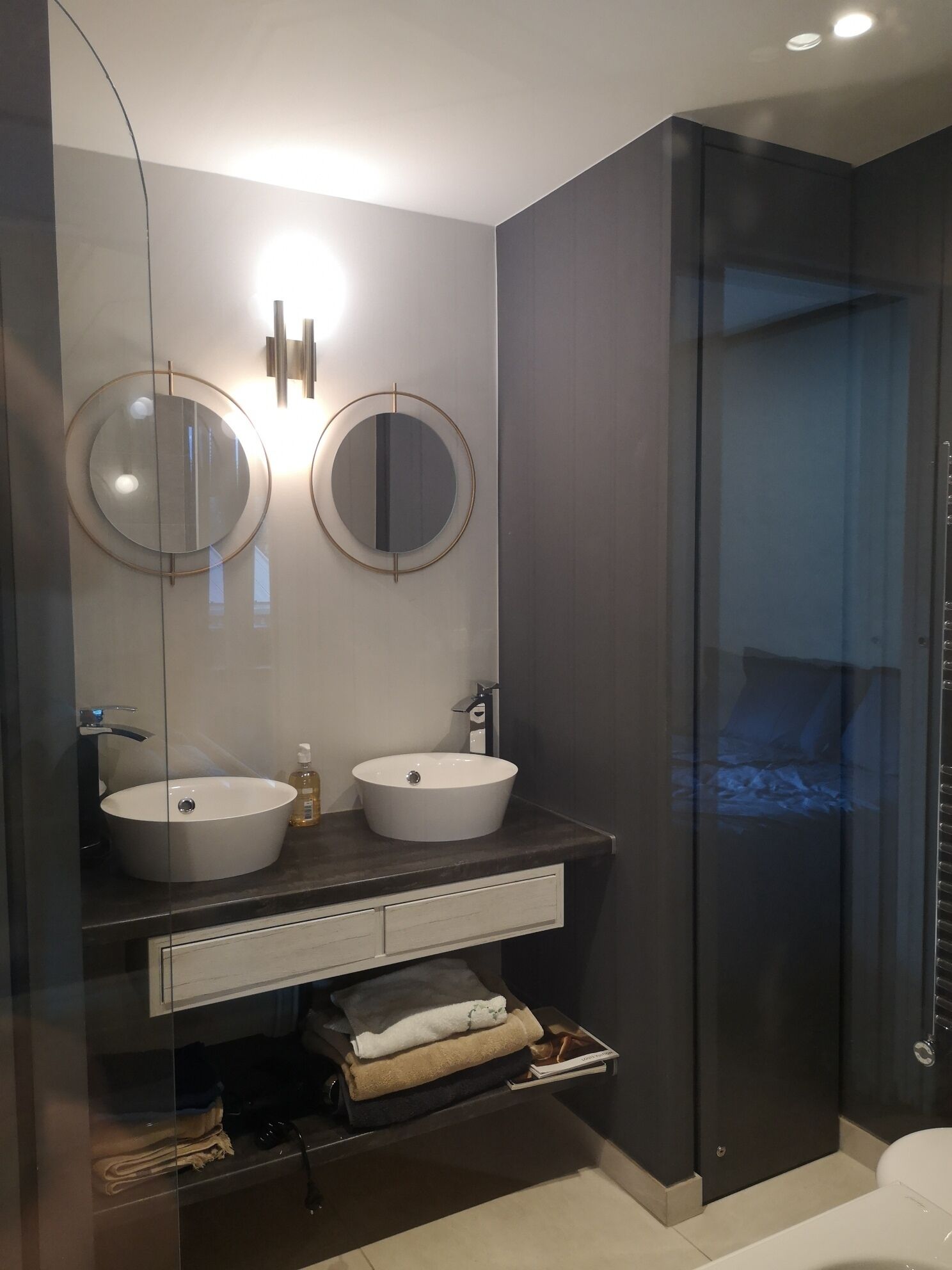 Ensemble douche/baignoire, sèche-cheveux, serviettes fournies